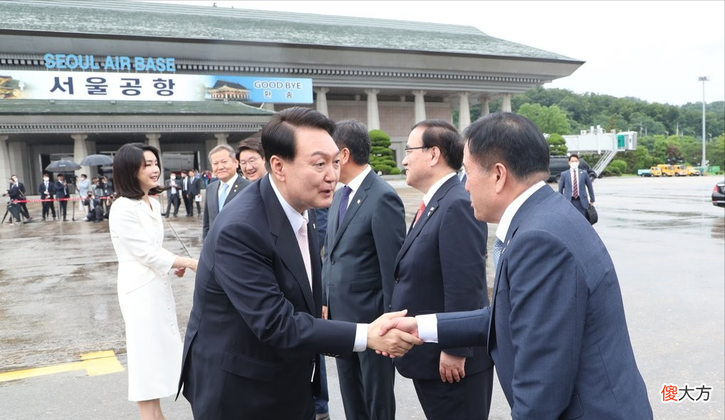 【时尚一点】韩国第一夫人首次出征怕输！拿出杀手锏完美逆袭，穿白裙直接封神