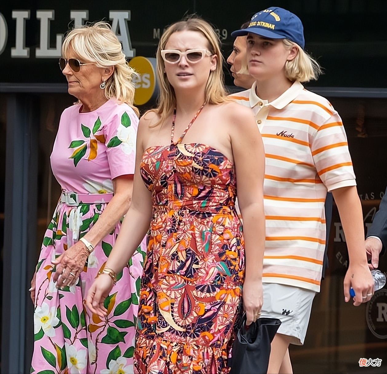 【时尚一点】美第一夫人不去G7凑热闹！穿花裙闪耀西班牙街头，22岁孙女美到我