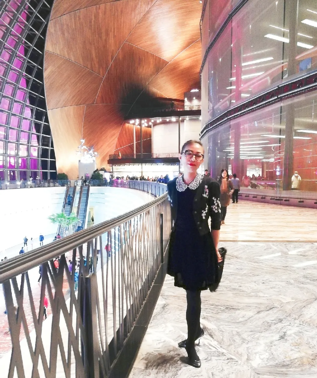 我小时候特别喜欢穿妈妈的高跟鞋，鞋子太大不合脚，就趿拉着