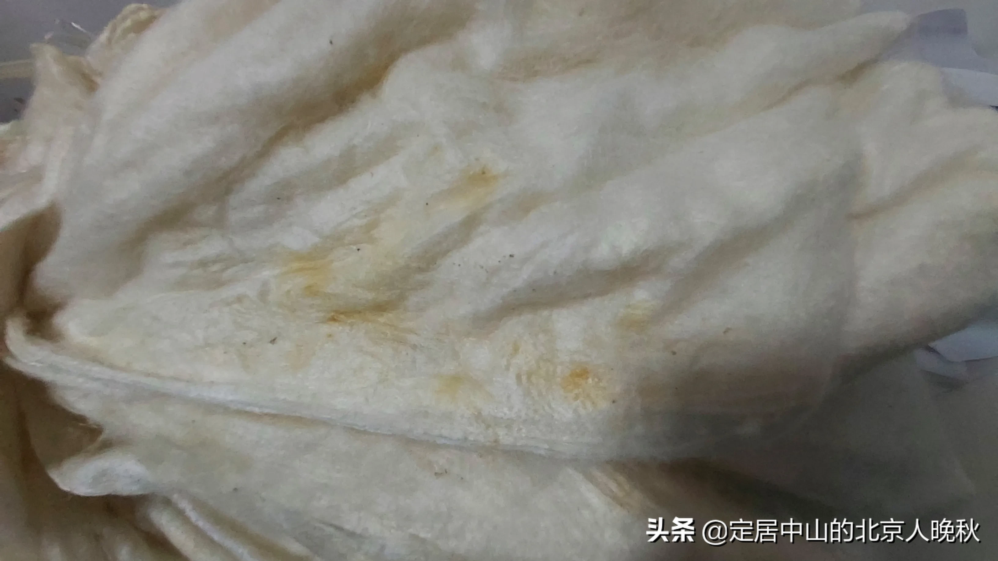 这回我终于知道为什么卖桑蚕丝的卖家说，桑蚕丝发黄了，千万不要洗，放外面风吹日晒（