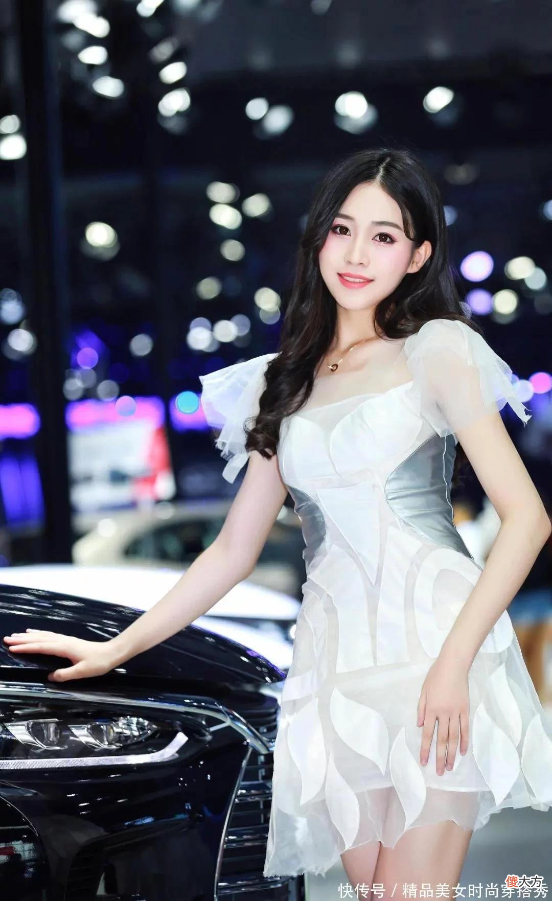 【就爱时尚】高颜值美女，身着连衣短裙，搭配凉高跟，可爱动人，让人很想接近