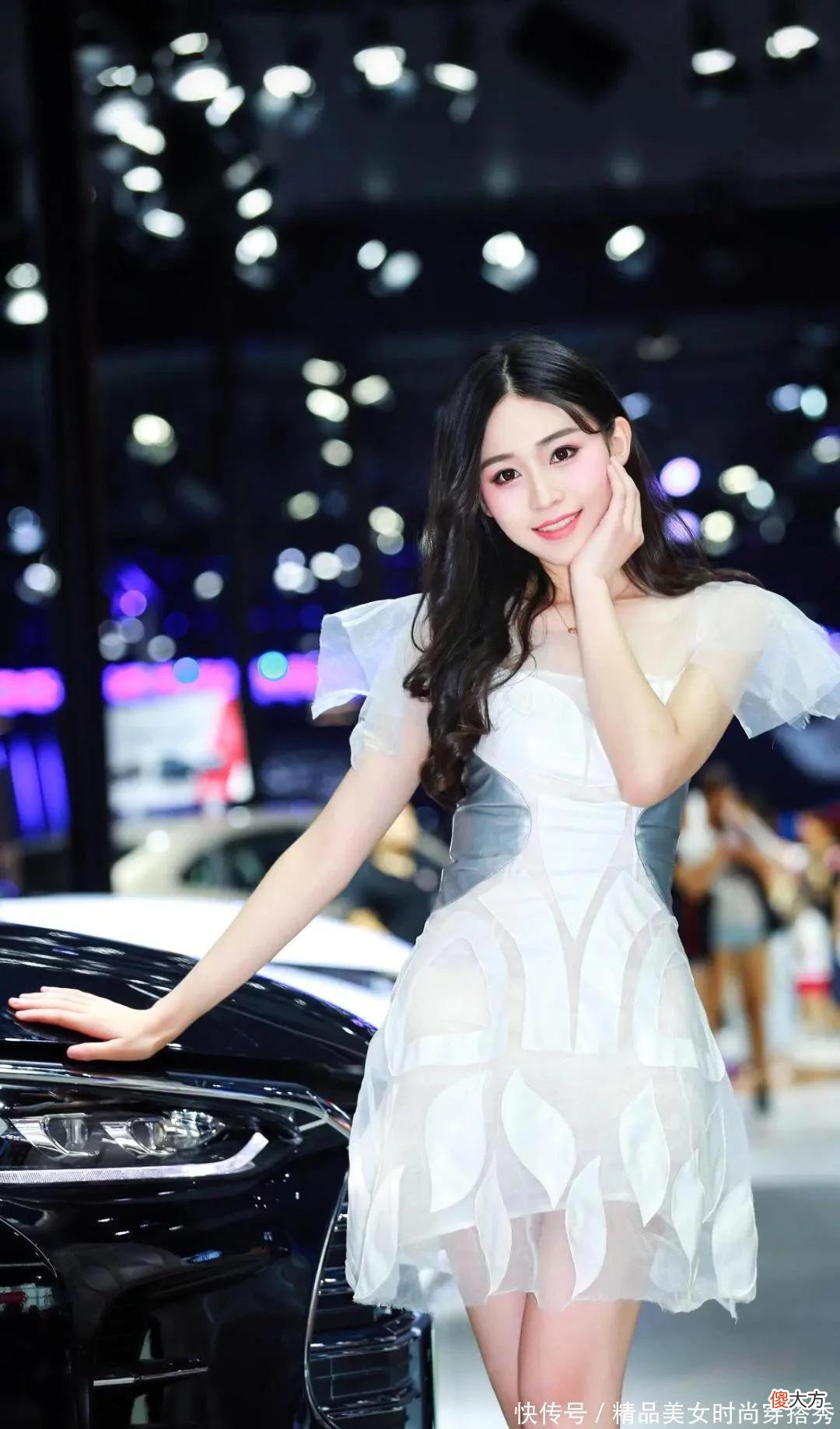 【就爱时尚】高颜值美女，身着连衣短裙，搭配凉高跟，可爱动人，让人很想接近