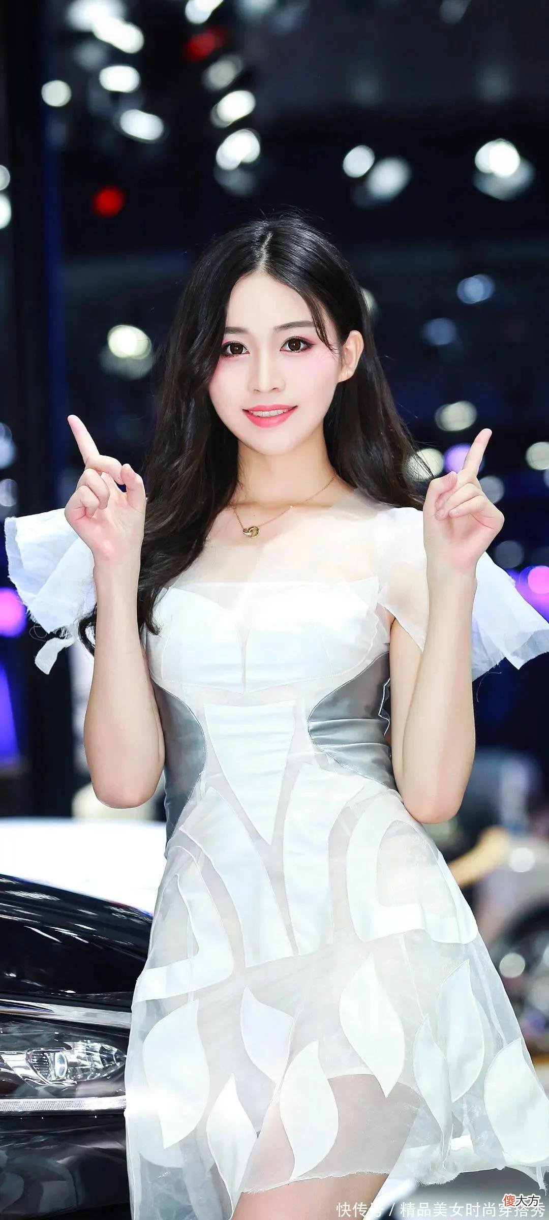 【就爱时尚】高颜值美女，身着连衣短裙，搭配凉高跟，可爱动人，让人很想接近