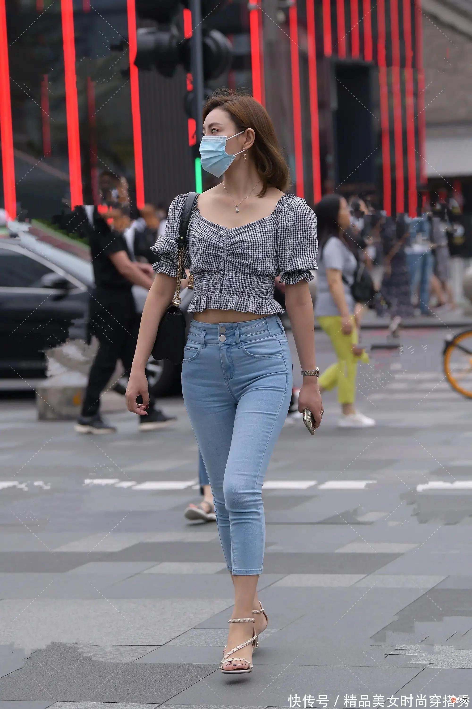 【时尚一点】美女上身格子短衬衫配九分牛仔裤，时尚感不输T台模特