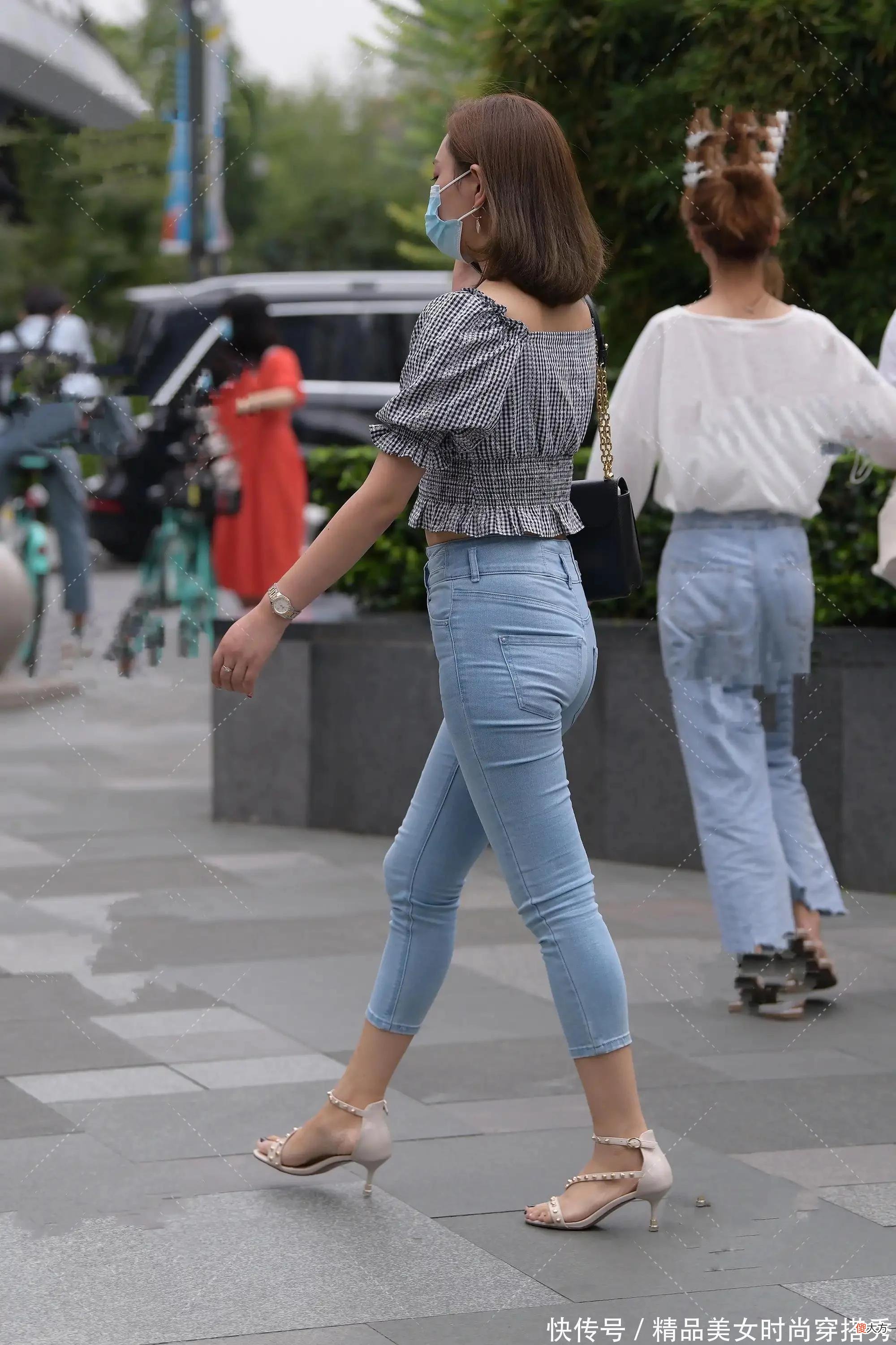 【时尚一点】美女上身格子短衬衫配九分牛仔裤，时尚感不输T台模特