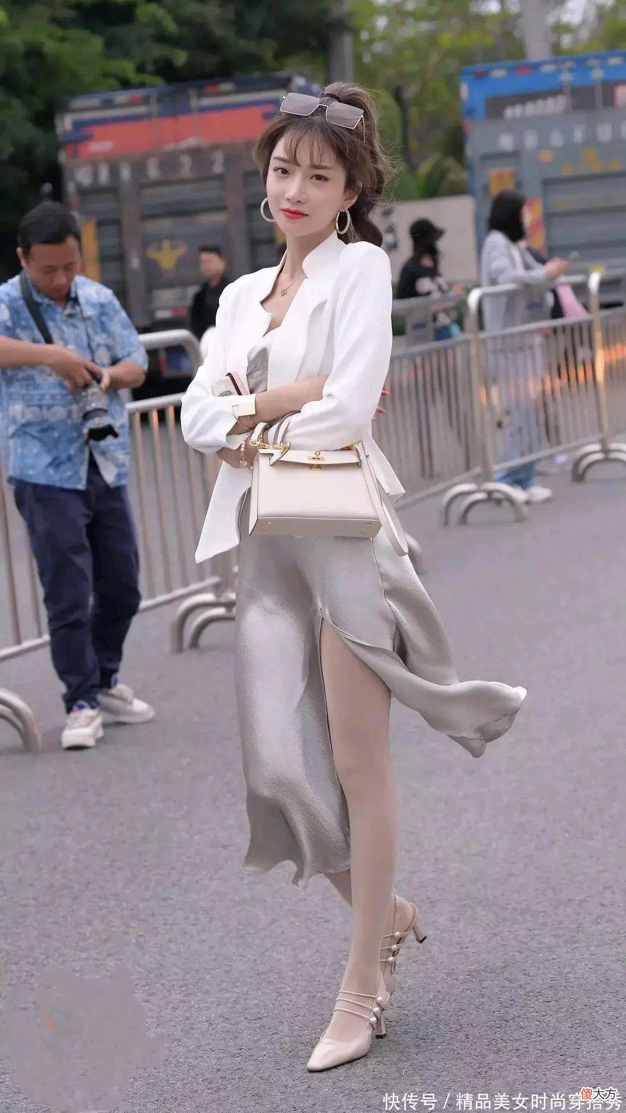 【就爱时尚】银灰色吊带裙搭配西服外套，时髦又优雅