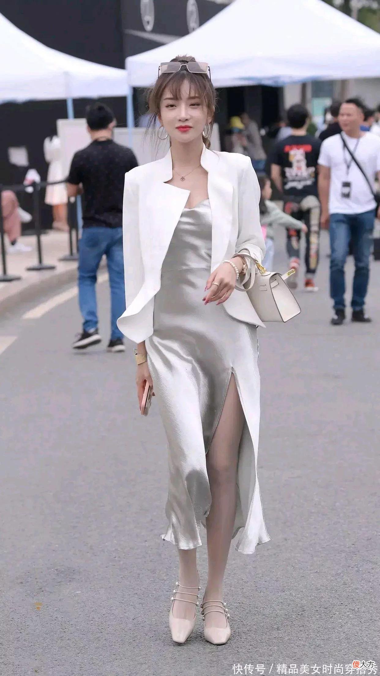 【就爱时尚】银灰色吊带裙搭配西服外套，时髦又优雅