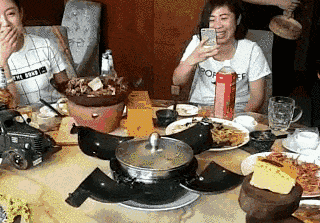 1、我应聘上了房子的销售人员，经理要求上班的时候必须穿高跟鞋