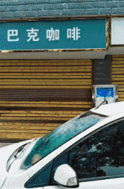 1、我应聘上了房子的销售人员，经理要求上班的时候必须穿高跟鞋