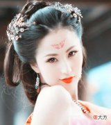 周杰伦当初为何不娶蔡依林，还和侯佩岑分手呢？因为当时的他喜欢的女星更妩媚身材更好