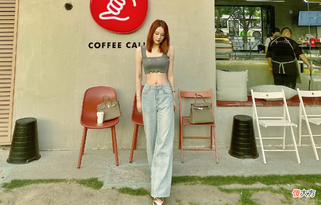 【时尚一点】“大将军”范志毅女儿晒生活近照，穿连体裤曲线S级，嘴角美人痣抢镜