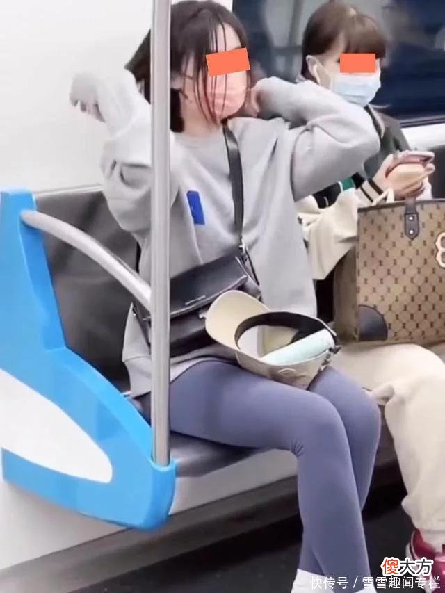 【时尚一点】一女子在地铁上化妆，水喷到在一旁玩手机的女孩，女孩敢怒不敢言