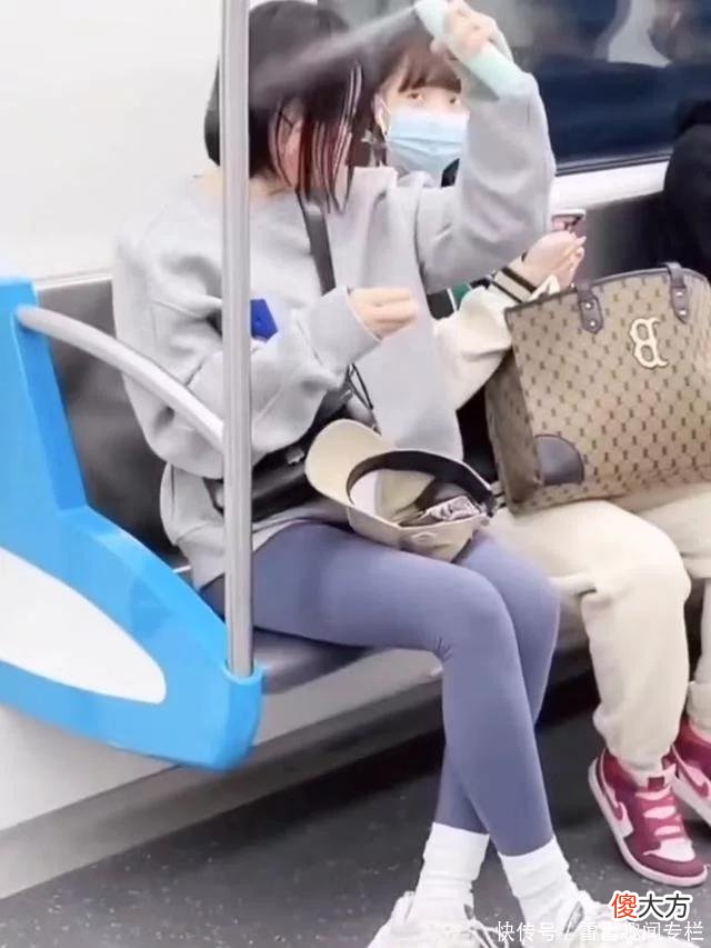 【时尚一点】一女子在地铁上化妆，水喷到在一旁玩手机的女孩，女孩敢怒不敢言