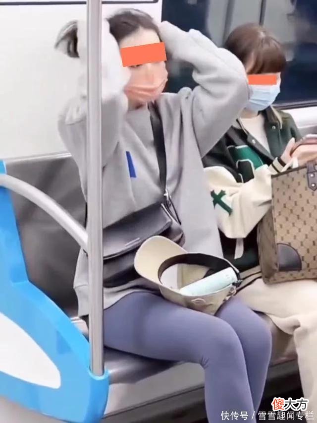 【时尚一点】一女子在地铁上化妆，水喷到在一旁玩手机的女孩，女孩敢怒不敢言