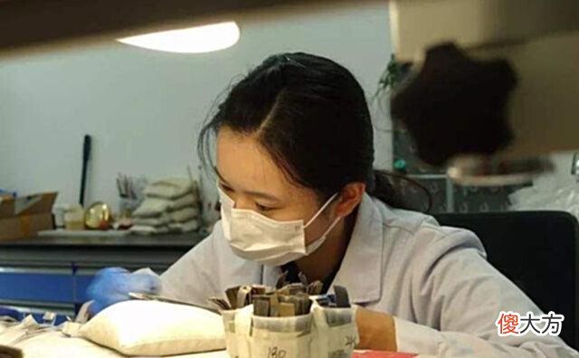 【历史故事】内蒙古男子河边捡到辽国金牌,专家劝上交,男子却熔成一对金镯子