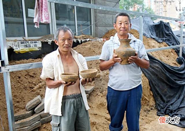 【历史故事】内蒙古男子河边捡到辽国金牌,专家劝上交,男子却熔成一对金镯子