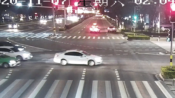 珠海男子租车来珠海故意冲灯惹大祸，被扣18分！损失2万多！11月7日凌晨
