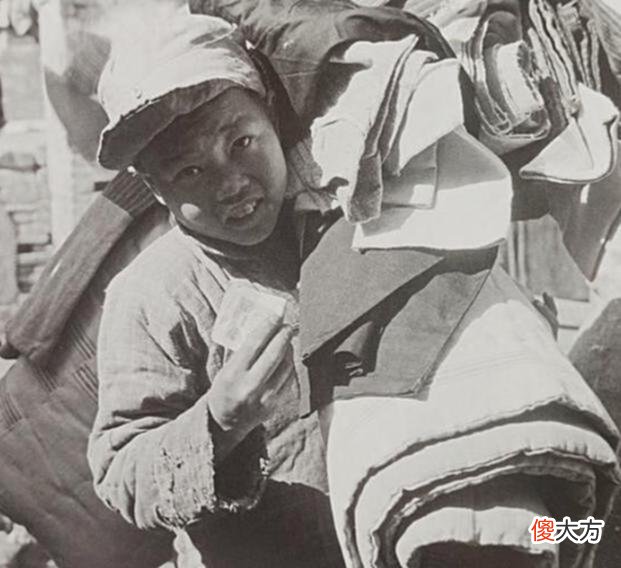 【爱历史】老照片：直击1940年代斗地主分田地，贫苦农民喜笑颜开清点浮财