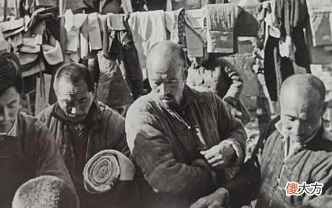 【爱历史】老照片：直击1940年代斗地主分田地，贫苦农民喜笑颜开清点浮财