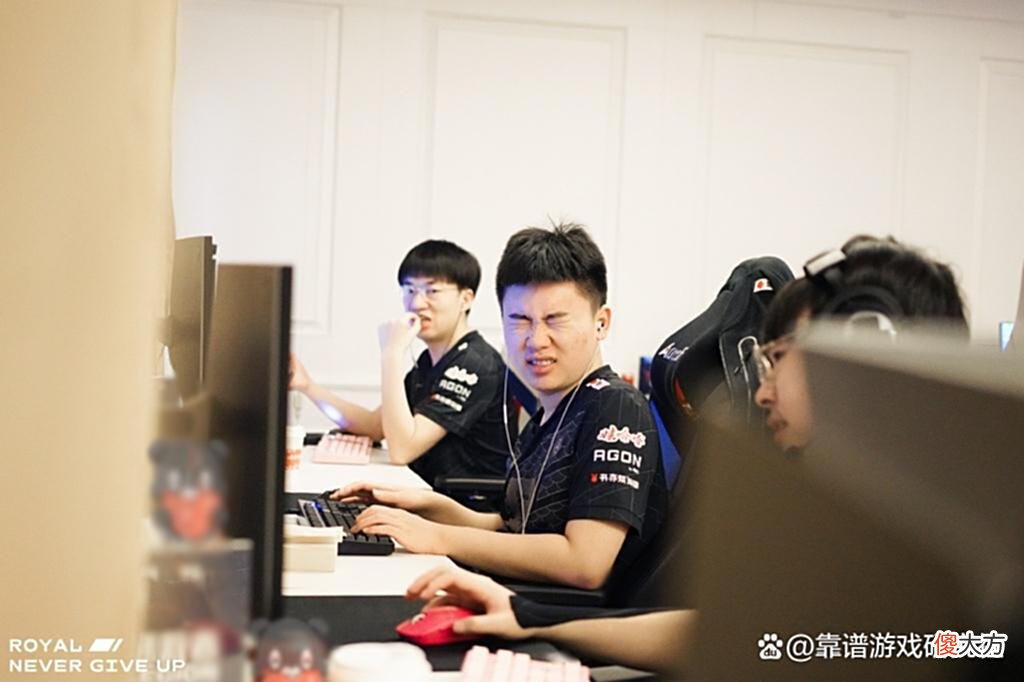 【游戏世界】LOL：小虎低级失误葬送比赛，Uzi暴力开团RNG双C，输的太可惜了