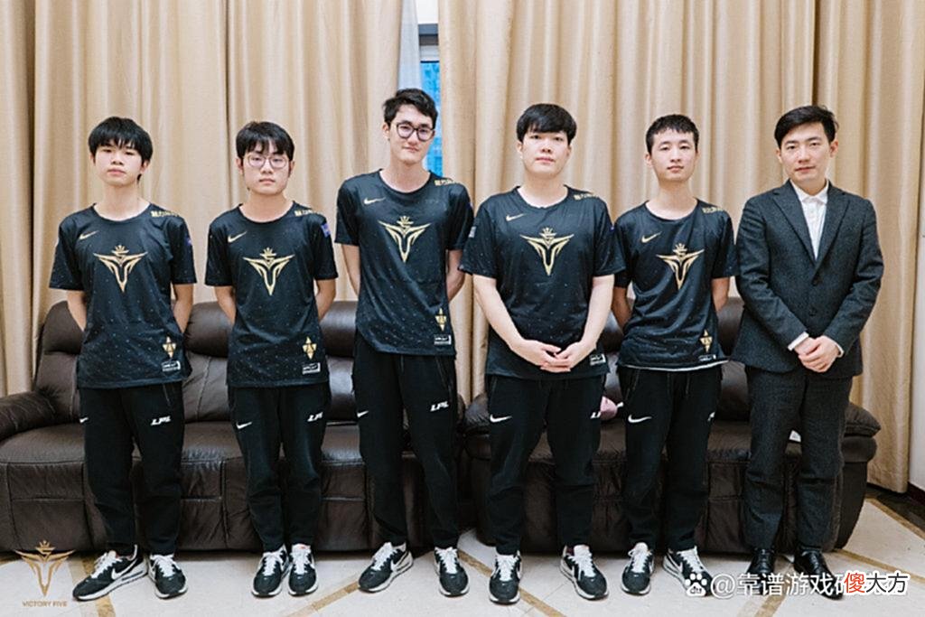 【游戏世界】LOL：小虎低级失误葬送比赛，Uzi暴力开团RNG双C，输的太可惜了