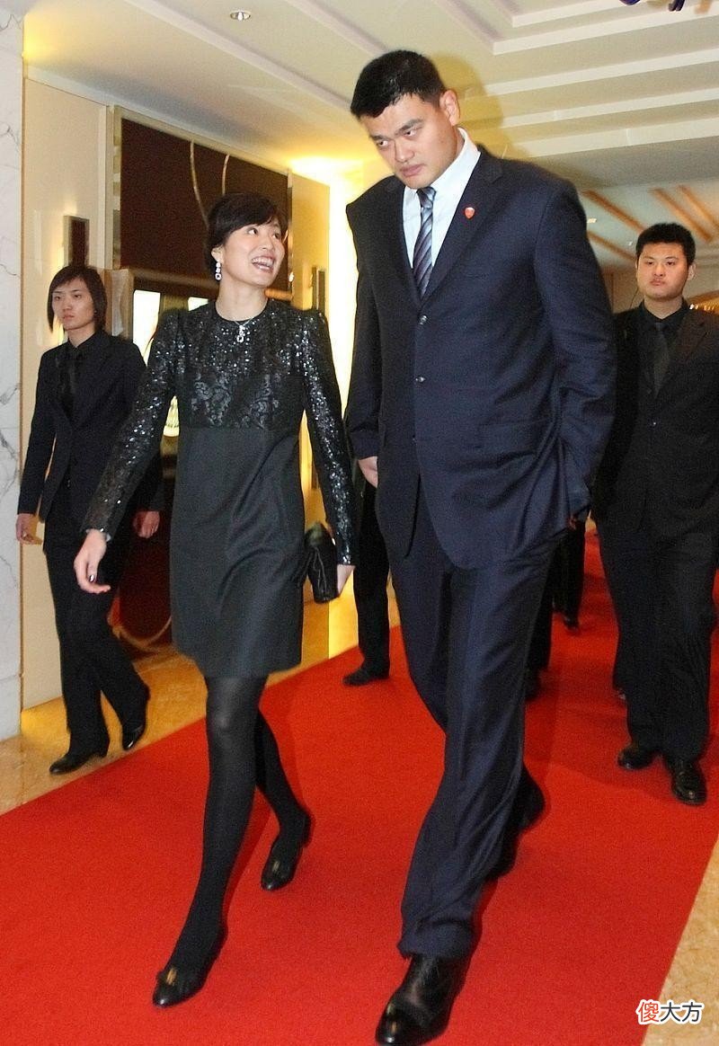 【时尚一点】姚明妻子气质挺温柔的，穿蓝色碎花裙清新淡雅，在老公身边好娇小