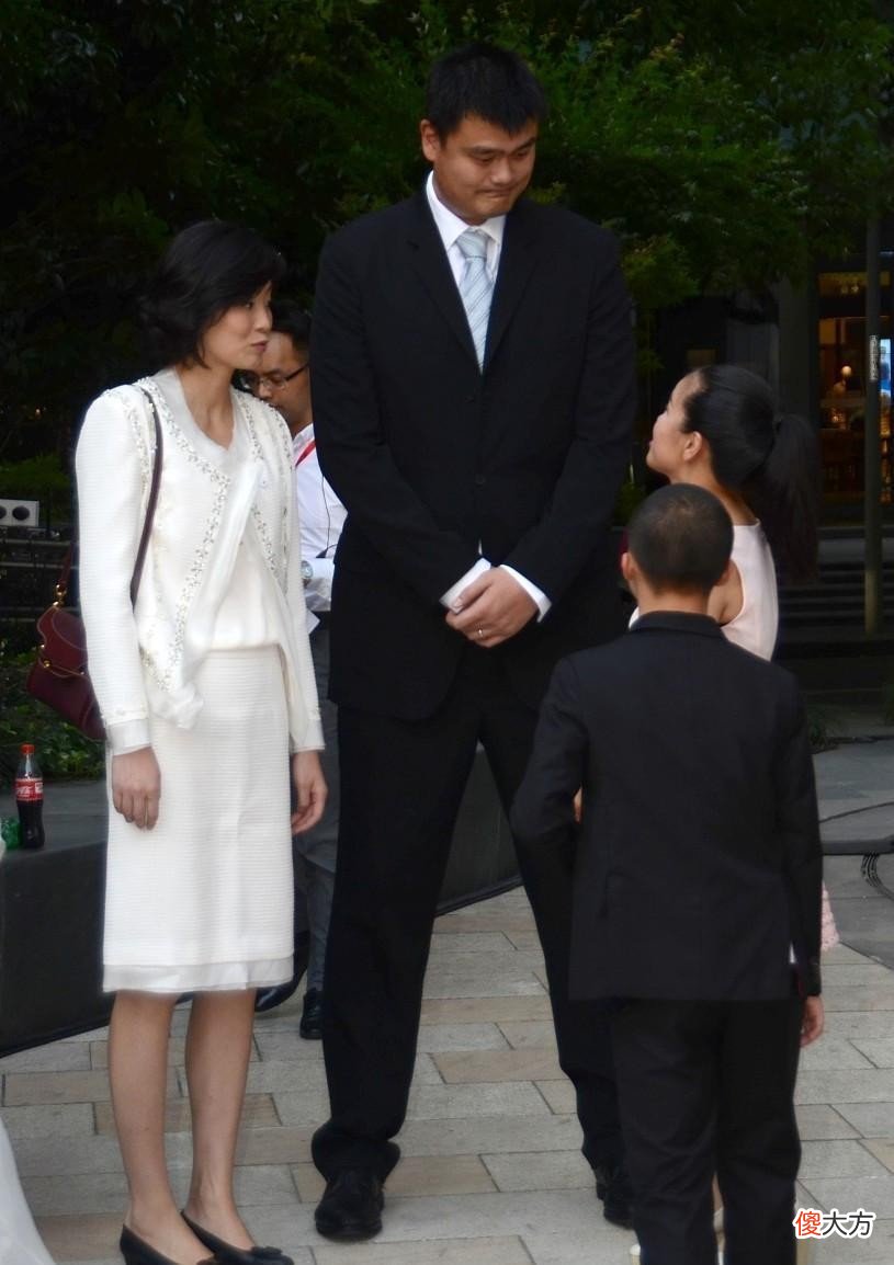【时尚一点】姚明妻子气质挺温柔的，穿蓝色碎花裙清新淡雅，在老公身边好娇小