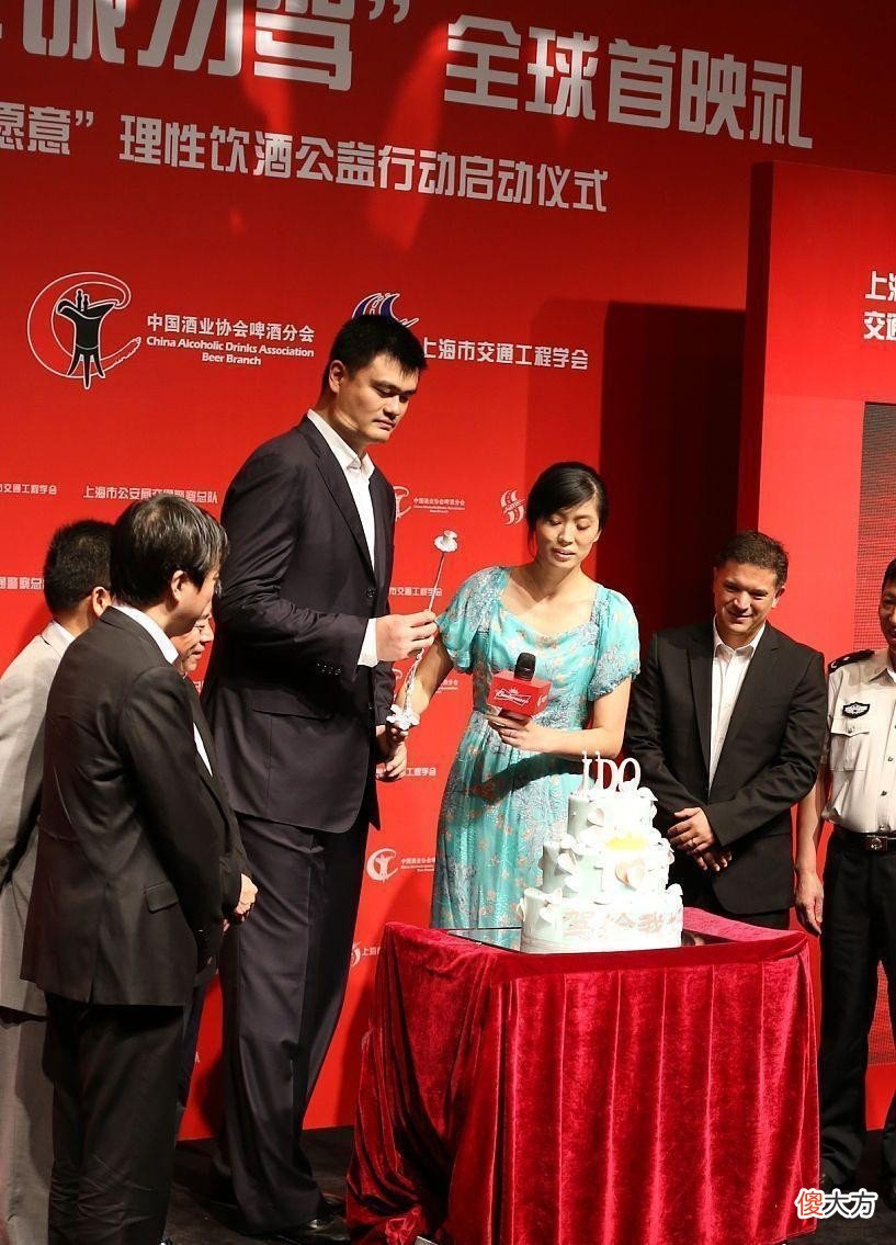 【时尚一点】姚明妻子气质挺温柔的，穿蓝色碎花裙清新淡雅，在老公身边好娇小