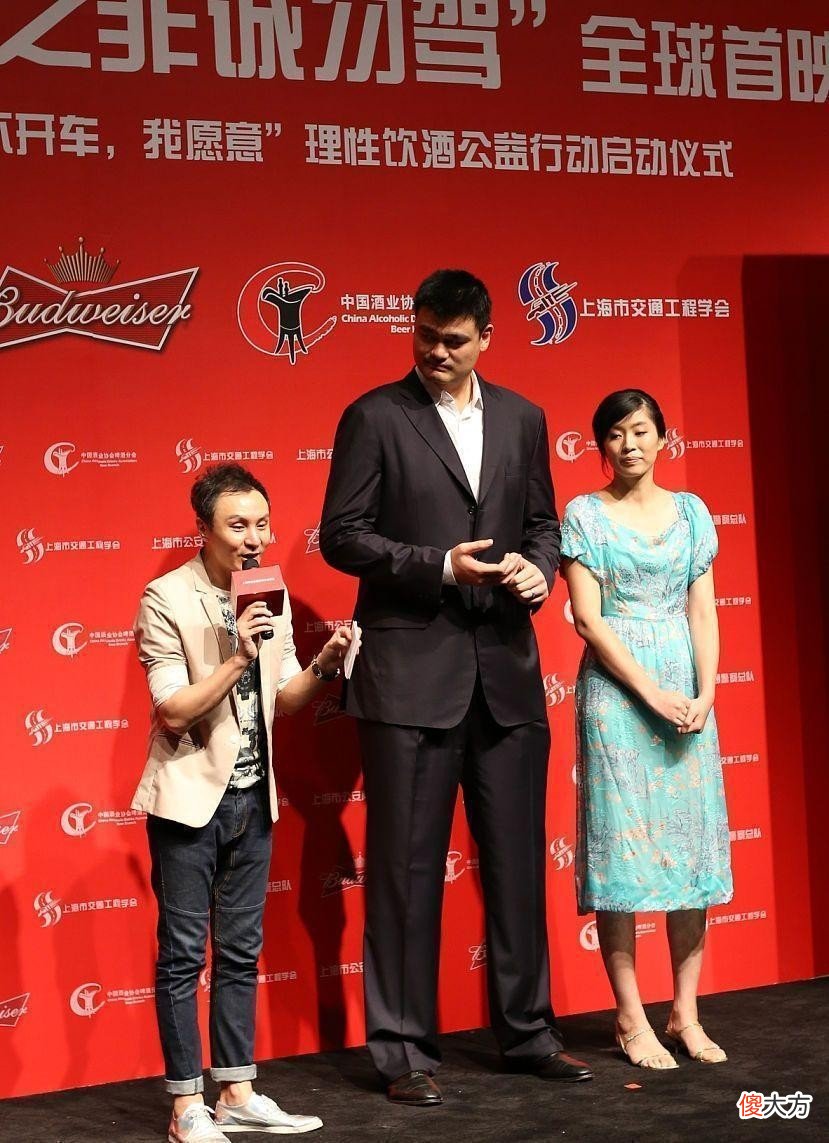 【时尚一点】姚明妻子气质挺温柔的，穿蓝色碎花裙清新淡雅，在老公身边好娇小
