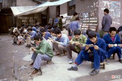 【爱历史】1982年中国老照片：连环画的小摊、铁匠铺、二八自行车