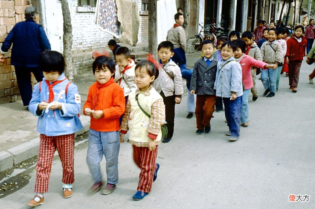 【爱历史】1982年中国老照片：连环画的小摊、铁匠铺、二八自行车