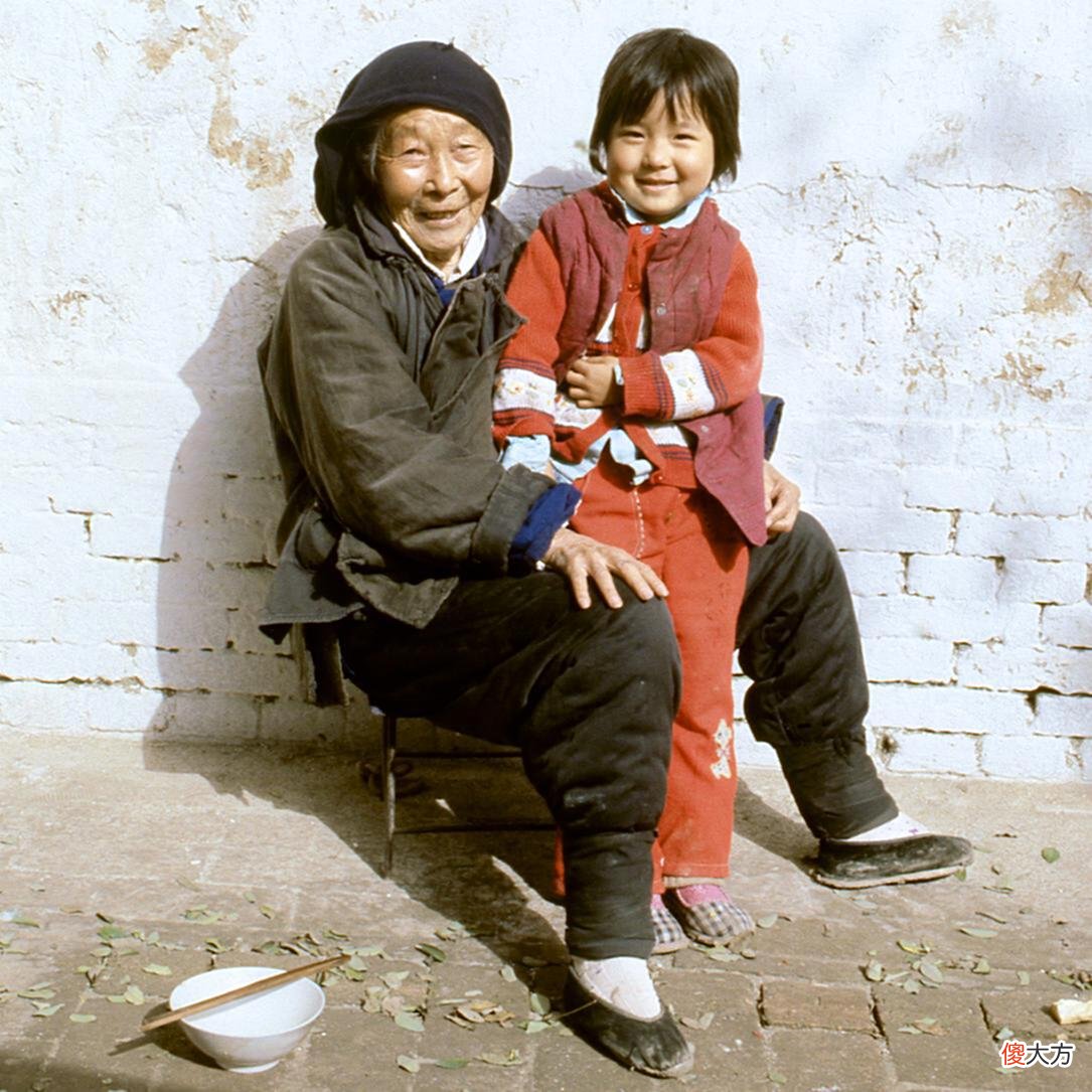 【爱历史】1982年中国老照片：连环画的小摊、铁匠铺、二八自行车
