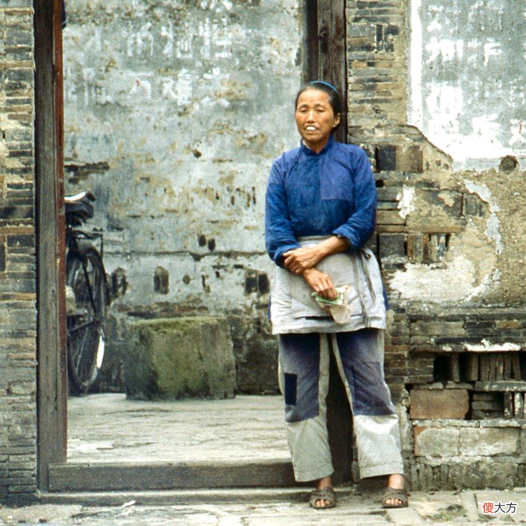 【爱历史】1982年中国老照片：连环画的小摊、铁匠铺、二八自行车