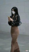 【就爱时尚】美目盼兮的美女，休闲上衣配深色修身长裙女人味尽显，成熟优雅女神范十足