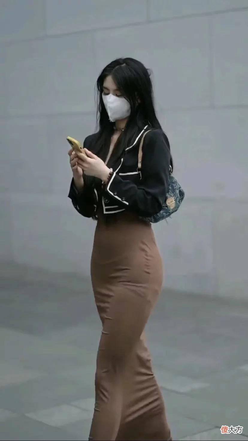 【就爱时尚】美目盼兮的美女，休闲上衣配深色修身长裙女人味尽显，成熟优雅女神范十足