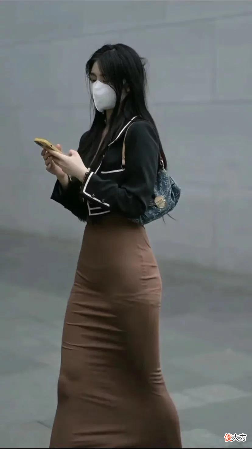 【就爱时尚】美目盼兮的美女，休闲上衣配深色修身长裙女人味尽显，成熟优雅女神范十足