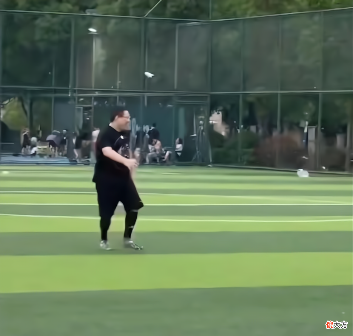 【游戏迷】LOL：UZI和PDD相约踢足球健身，两人互秀走位，谁的球技烂谁尴尬