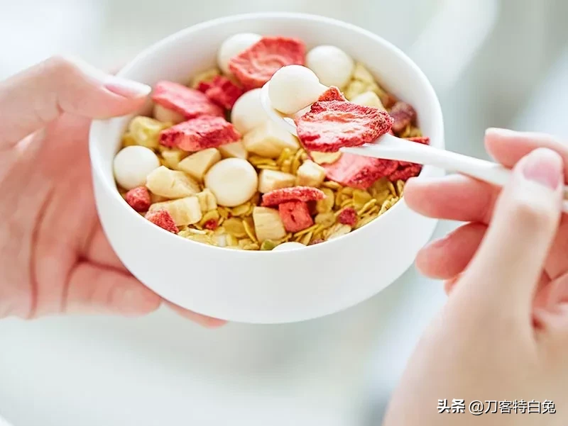 最近媳妇儿在减肥，下了很大决心，做了充足准备,早餐吃牛奶泡麦片，中午有时不吃饭