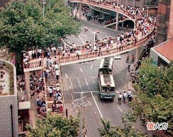 【爱历史】老照片：1987年的上海，港姐在黄浦江游船上接受电视台采访