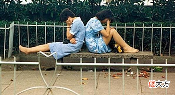 【爱历史】老照片：1987年的上海，港姐在黄浦江游船上接受电视台采访