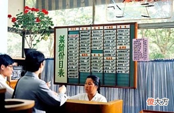 【爱历史】老照片：1987年的上海，港姐在黄浦江游船上接受电视台采访