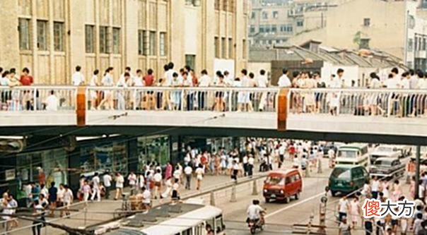 【爱历史】老照片：1987年的上海，港姐在黄浦江游船上接受电视台采访