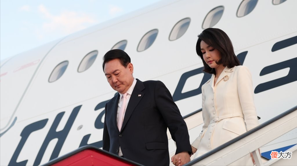 【时尚一点】韩国第一夫人闪耀西班牙国宴!穿刺绣白裙好仙,比同龄的莱后更嫩