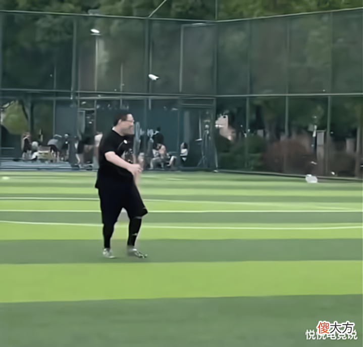 【游戏世界】LOL:UZI和PDD相约踢足球健身,两人互秀走位,谁的球技烂谁尴尬
