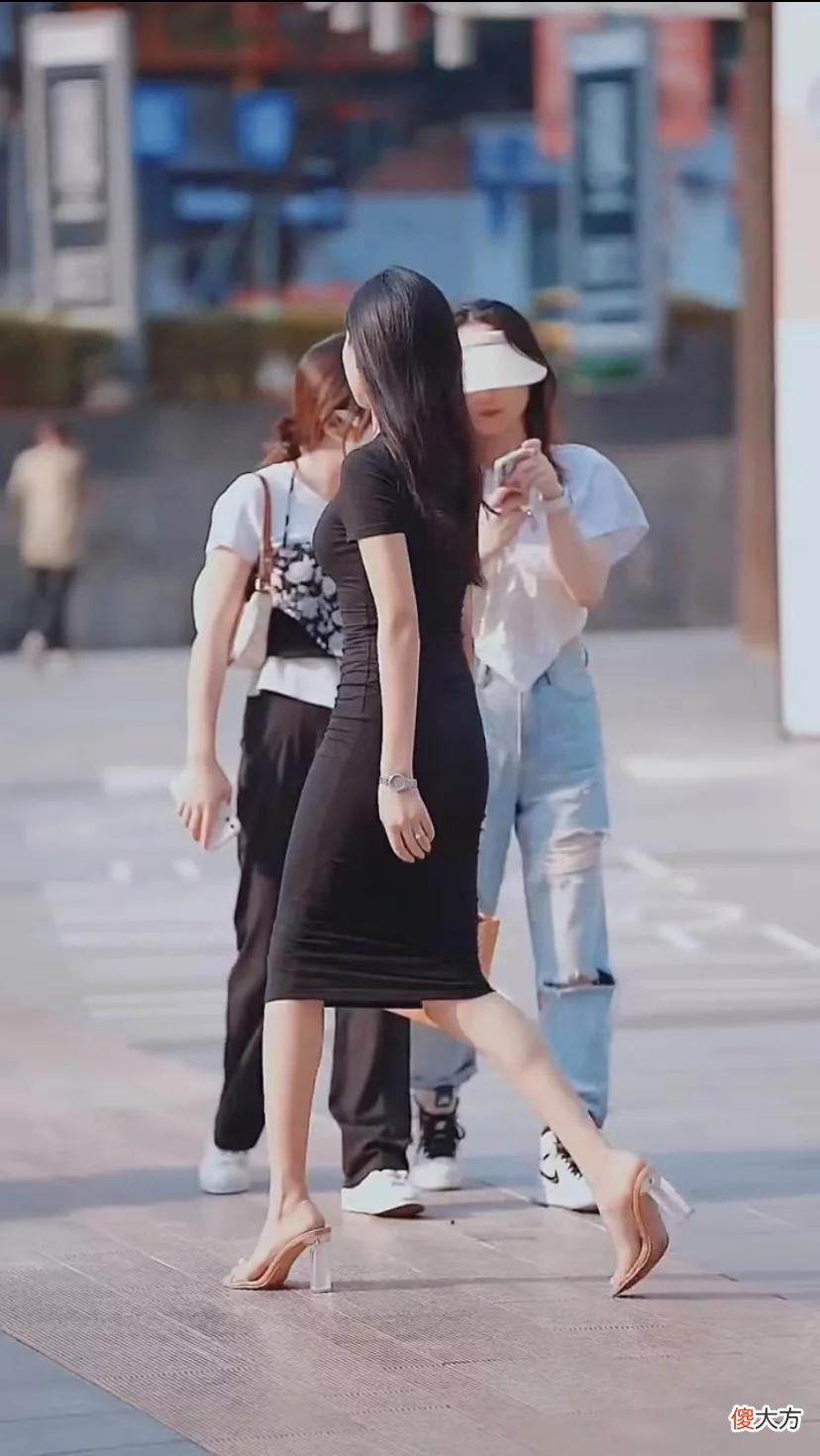 【就爱时尚】精致靓丽姐姐一袭黑色修身长裙搭配水晶高跟鞋，女人味十足又不失优雅