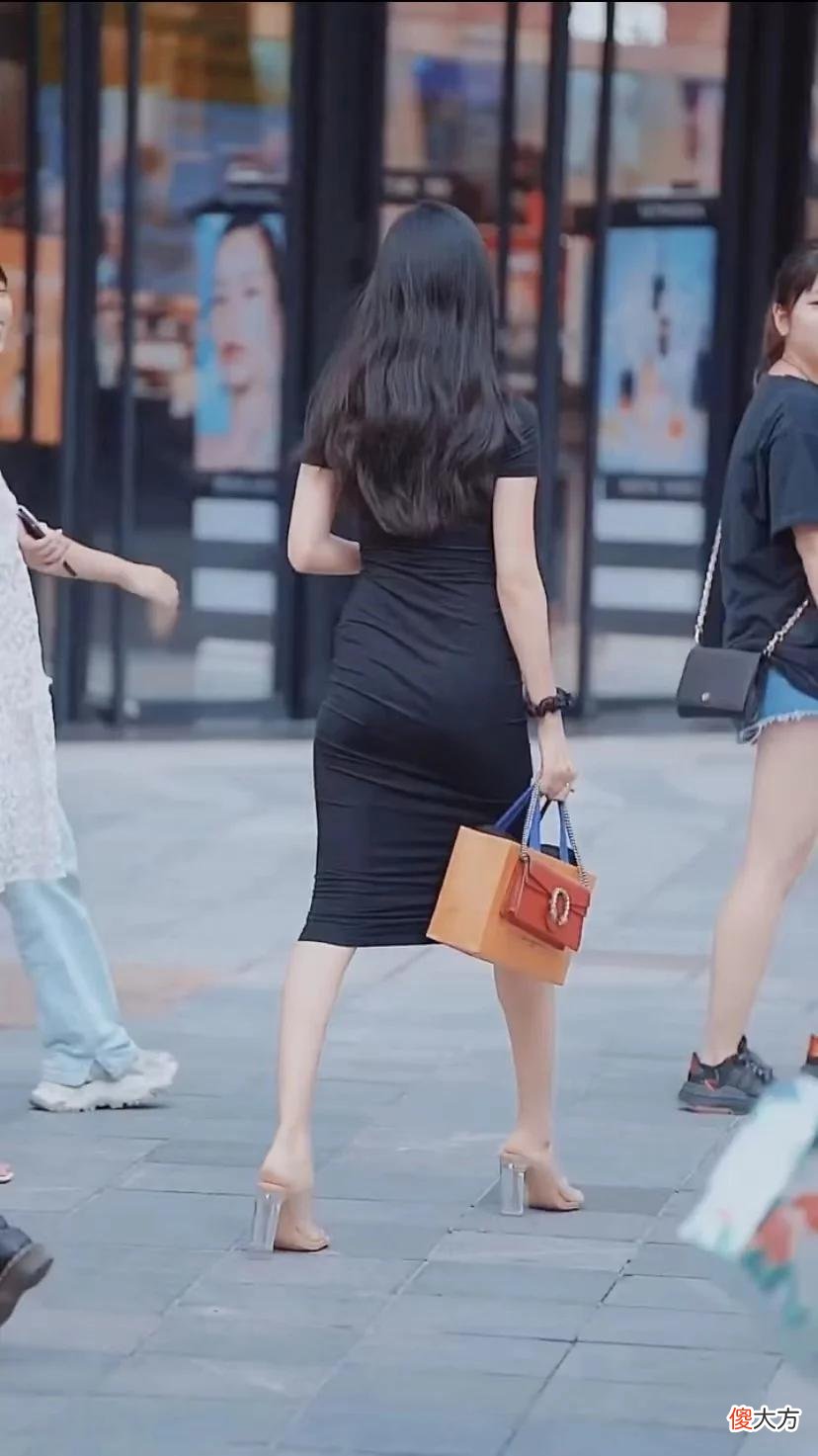 【就爱时尚】精致靓丽姐姐一袭黑色修身长裙搭配水晶高跟鞋，女人味十足又不失优雅