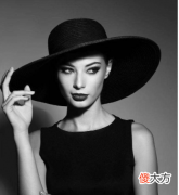 真正气场强大的女人，并不一定目光凌厉，而是有这三大特征