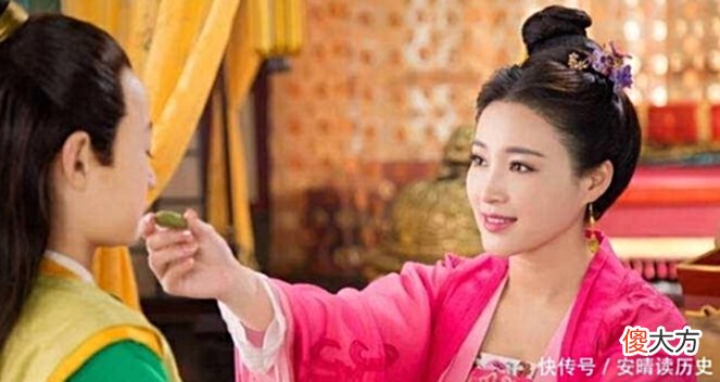 【历史故事】仁厚皇帝突然下旨废后，大臣苦劝要三思，皇帝眼圈一红：她打我！
