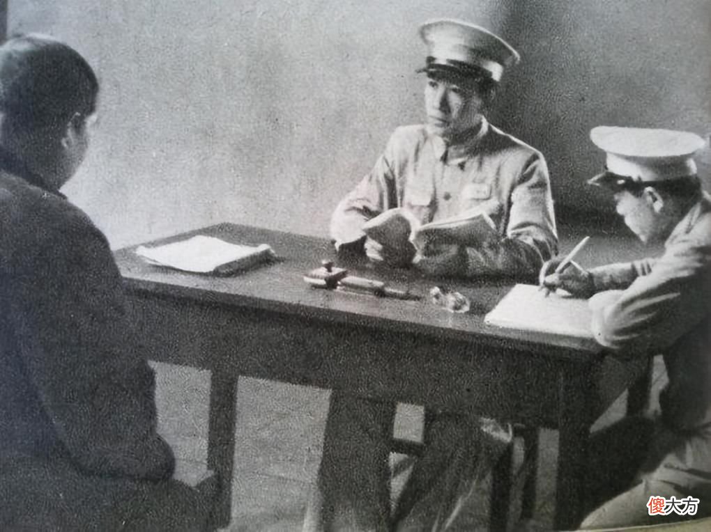 【爱历史】上海刚解放，干部把玩银元，牵出强占小妾案，陈毅批示：枪毙！