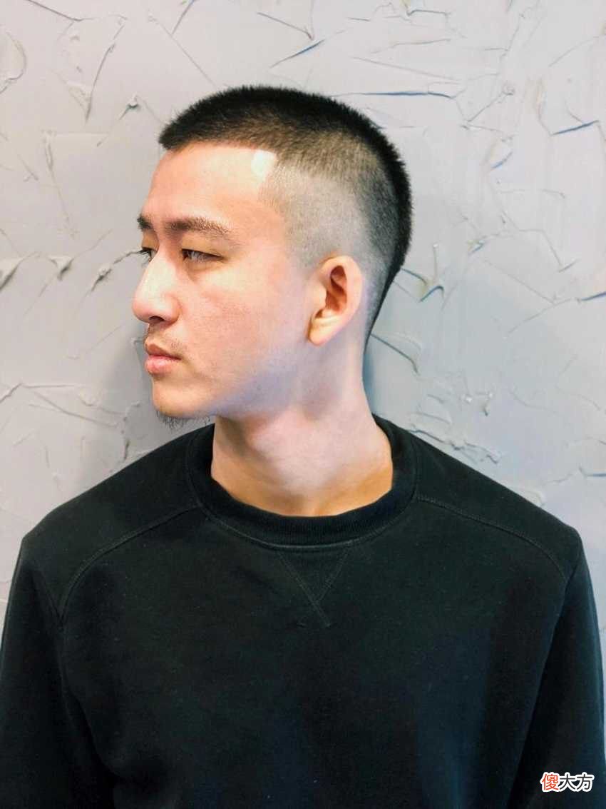 【时尚一点】建议中年男人：少留这3种“痞气发型”，油腻土气，长得帅也白搭